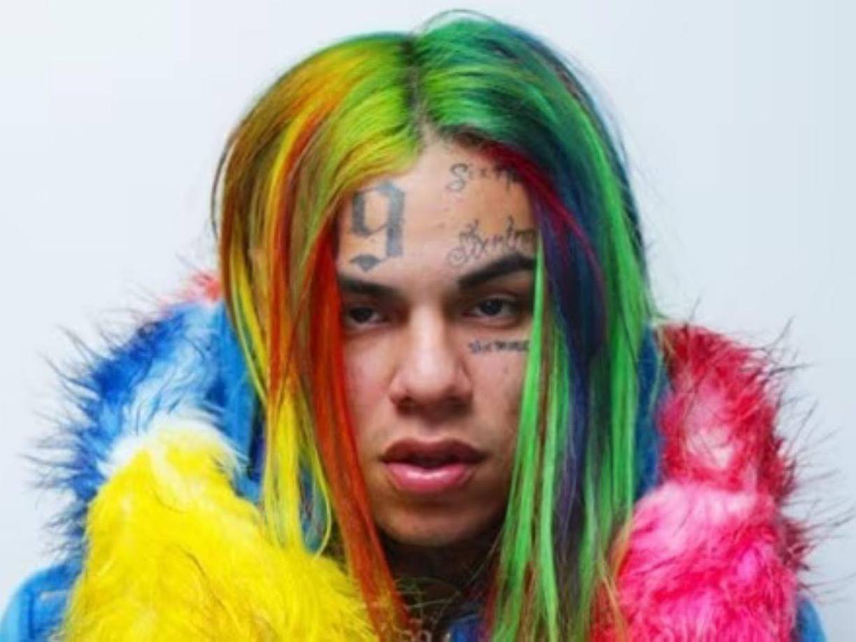 De acuerdo con un reporte del diario La Opinión, durante la tarde de este domingo 15, “la policía rodeó el hotel donde estaba (Tekashi) 6ix9ine” en el país caribeño.