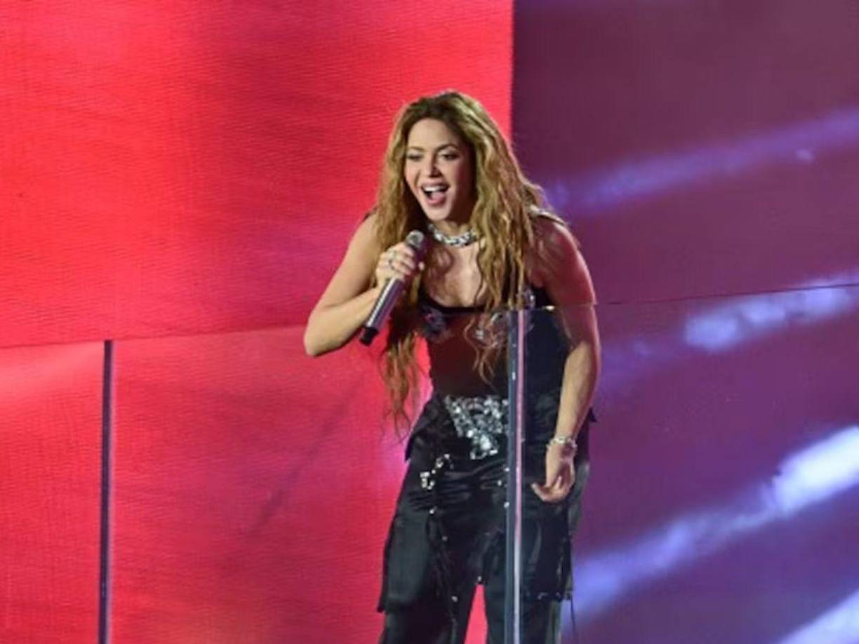 El citado periodista afirma que la colombiana podría embolsarse más de dos millones de dólares por un show que se producirá durante el descanso de la final. “El evento antes de la final durará aproximadamente unos 20 minutos pero Shakira no se presentaría allí, sino que hará un show un poquito más extenso en el entretiempo al mejor estilo Super Bowl”.