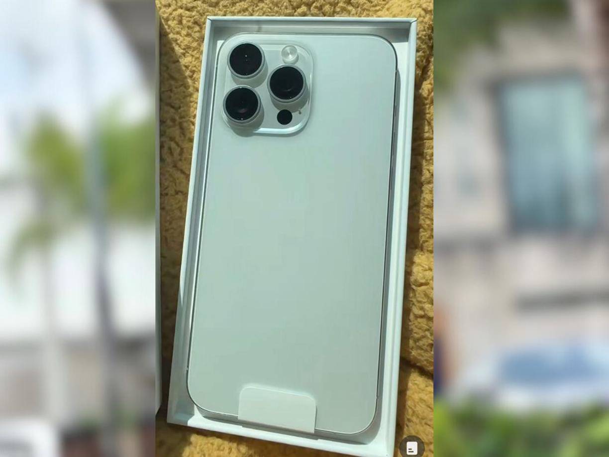 Se trata de un iPhone 15 Pro Max, el modelo más reciente en celulares de la marca Apple. 