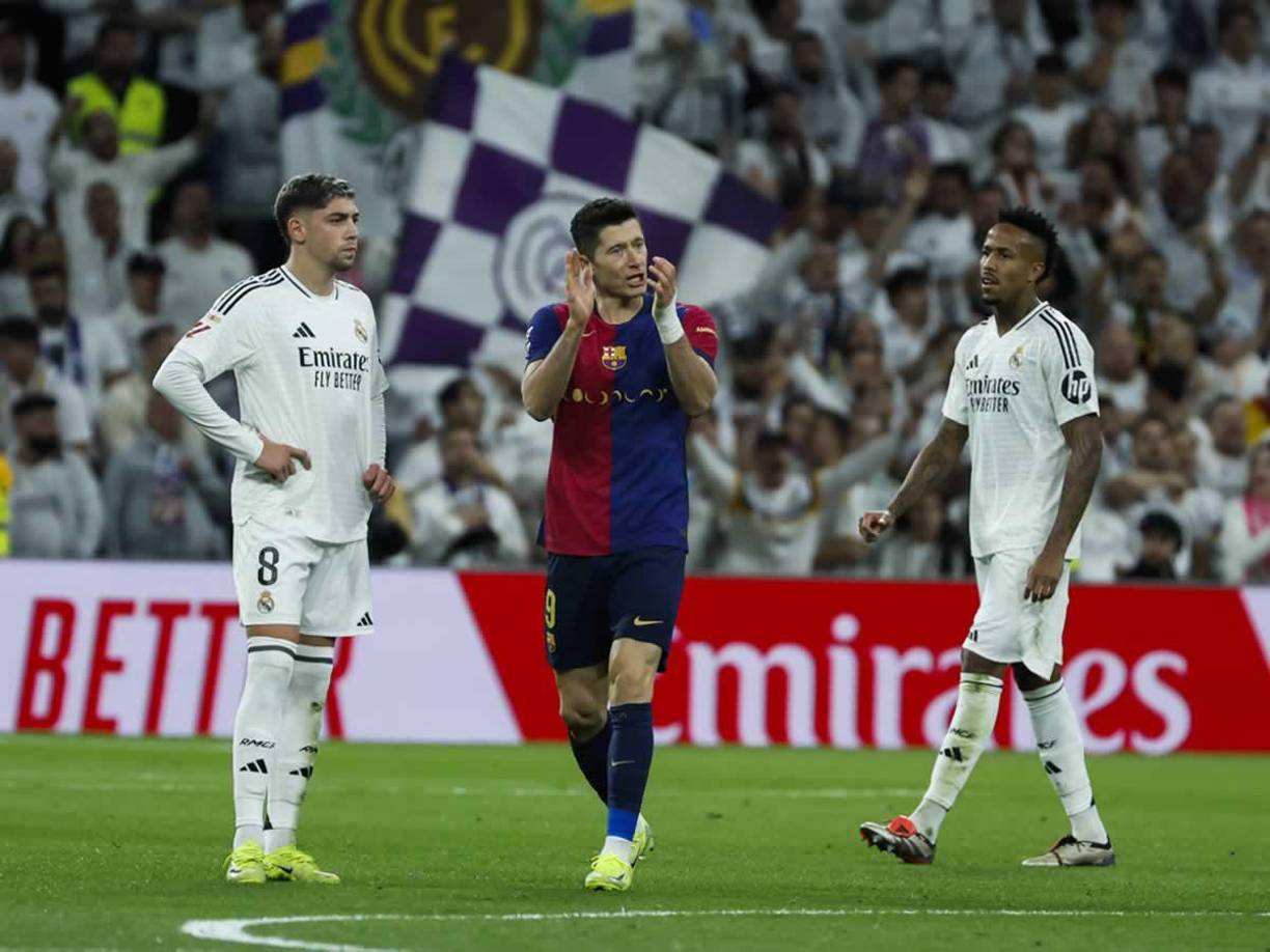 Robert Lewandowski aplaude tras uno de sus goles ante la tristeza de Fede Valverde y Éder Militao.