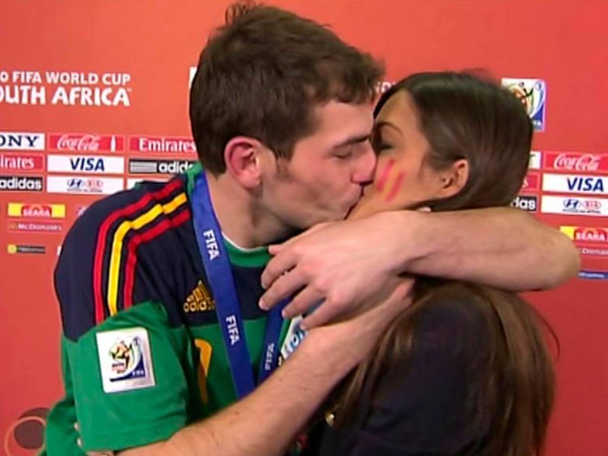 Durante el Mundial de Sudáfrica 2010, Iker Casillas le robó un beso a Sara Carbonero, mientras ella lo entrevistaba por haberse coronado campeones del mundo con la Selección de España.