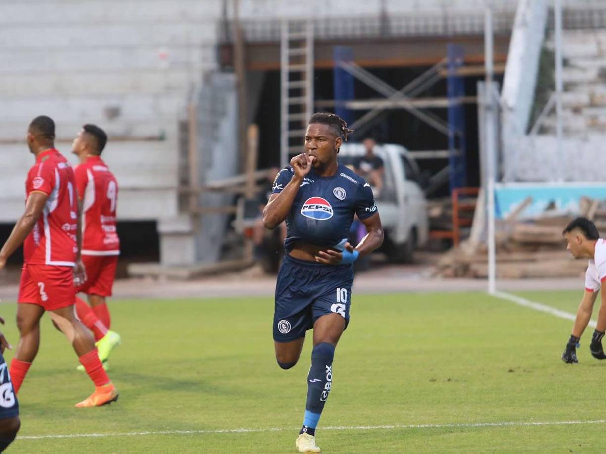 Yeison Mejía hizo el 2-0 del Motagua y celebró de una manera llamativa, metiéndose el balón dentro de la camiseta.