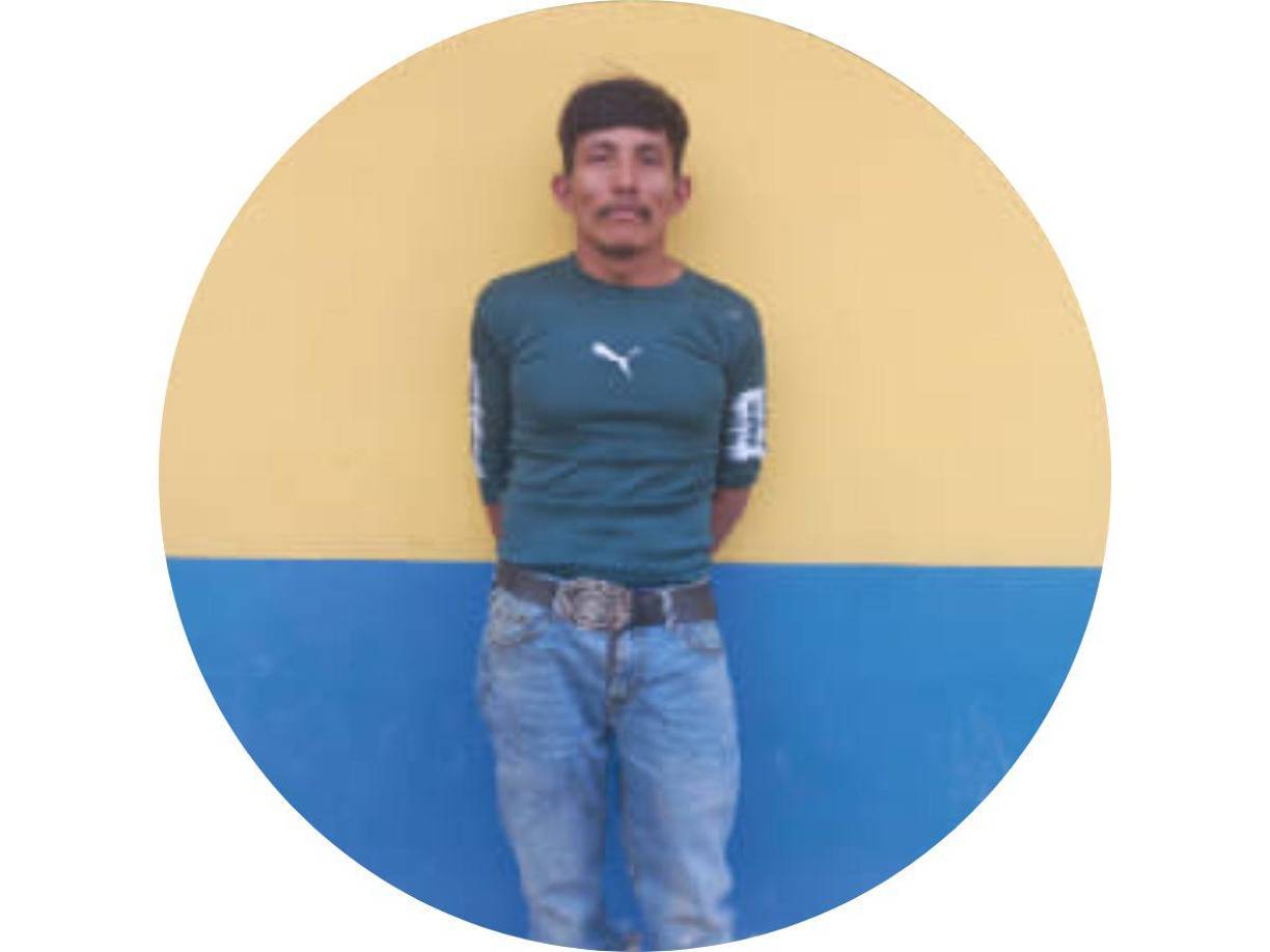 “La esposa mía estaba embaraza de cuatro meses, tenía un dolor y ella (su madre) le dio una toma para que lo botara (al bebé)”, dijo él mientras iba a bordo de la patrulla policial.