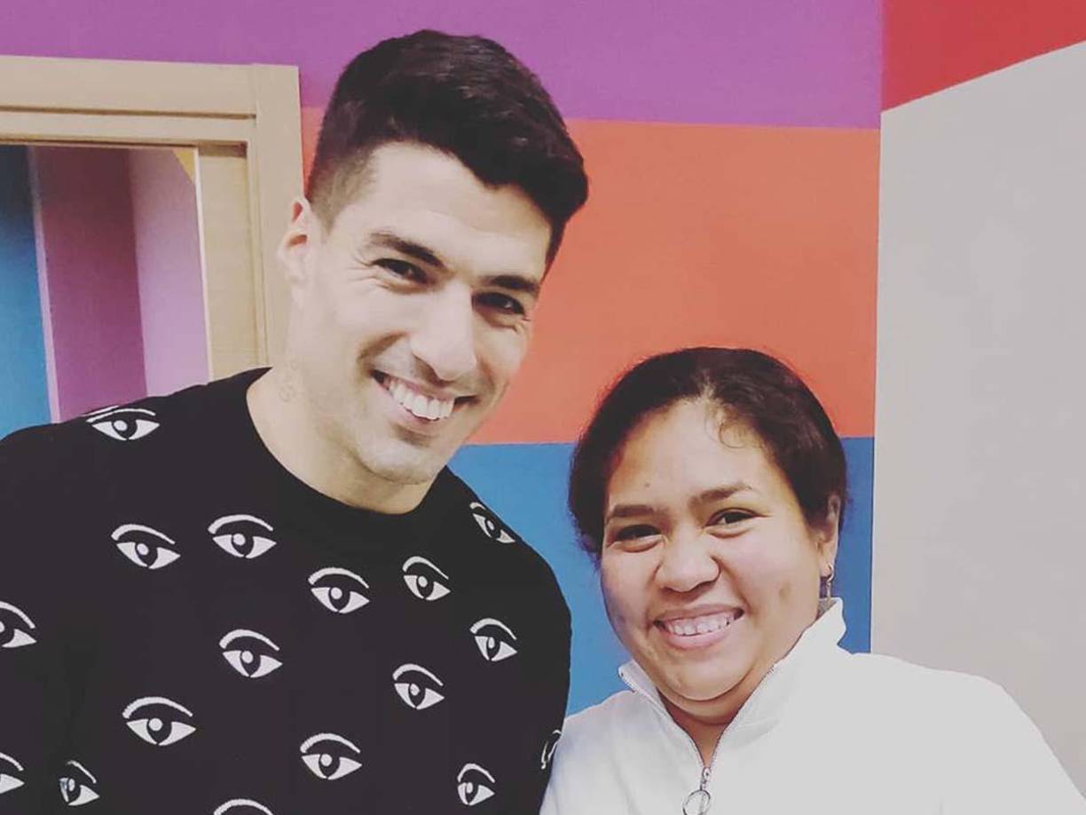 Denia conoció a Luis Suárez durante la etapa del uruguayo en el Atlético de Madrid: “Es una persona común y corriente, también es muy humilde la forma de ser él muy amable, sí le pides un autógrafo te lo da por muy ocupado que esté”, señaló a la hora de describir al atacante. 