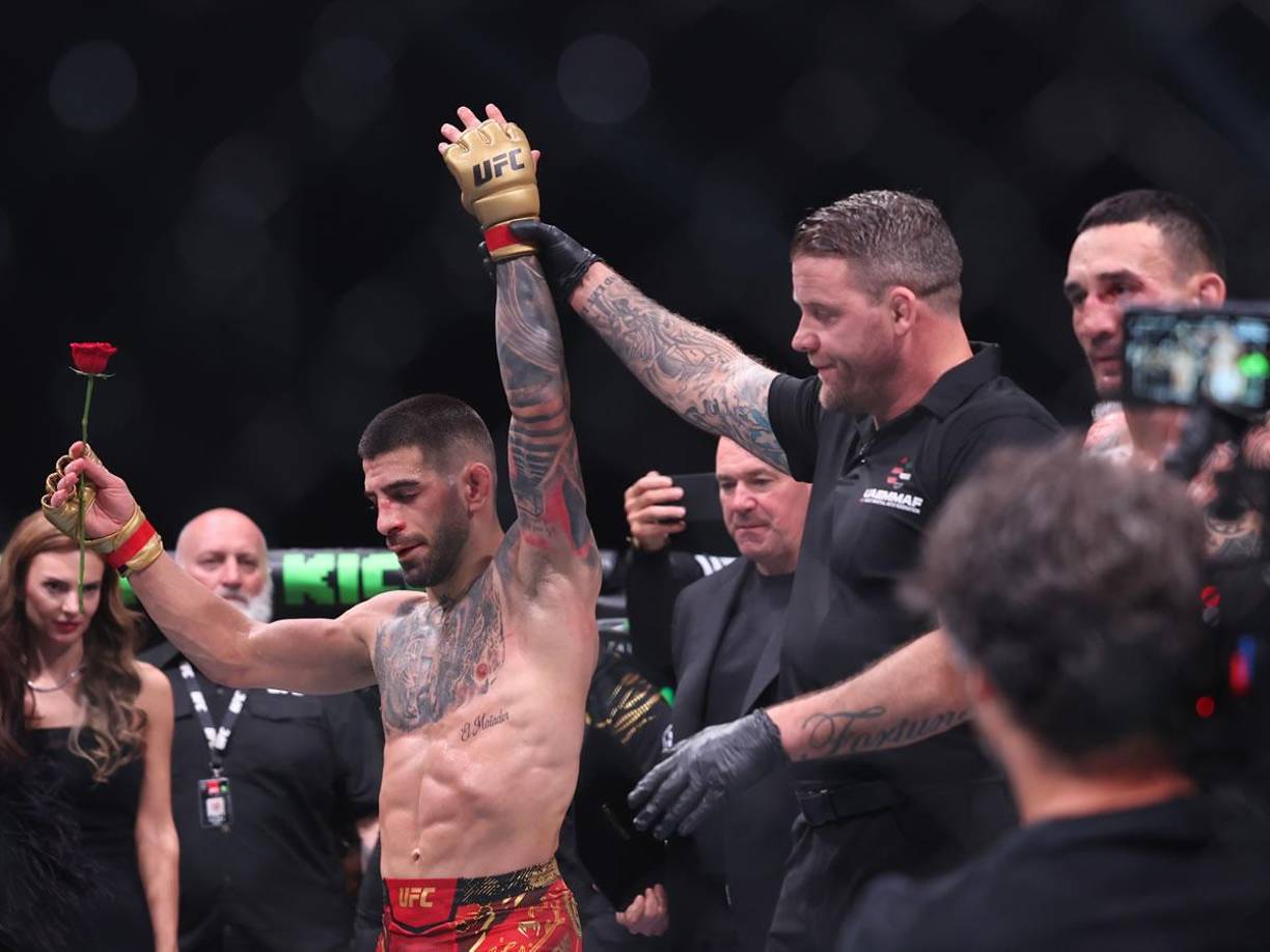 El español no quiso hablar de su siguiente paso, aunque abrió la puerta a una revancha con Volkanovski, presente en la celebración, e incluso con un Holloway que aceptó también la invitación del propio Topuria. “Es muy bueno en todo, el golpe me hizo más daño del que pensaba. Me quito el sombrero con él, ha sido el mejor. Me ha dicho que volveré y eso haré”, afirmó el hawaiano.