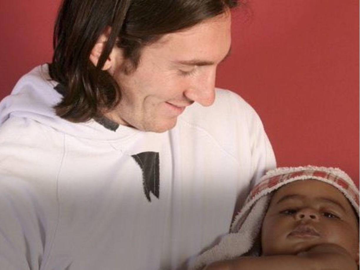 En esta foto Leo Messi tenía 20 años de edad y aparece cargando a Lamine Yamal que cumplía los cinco meses de nacido.