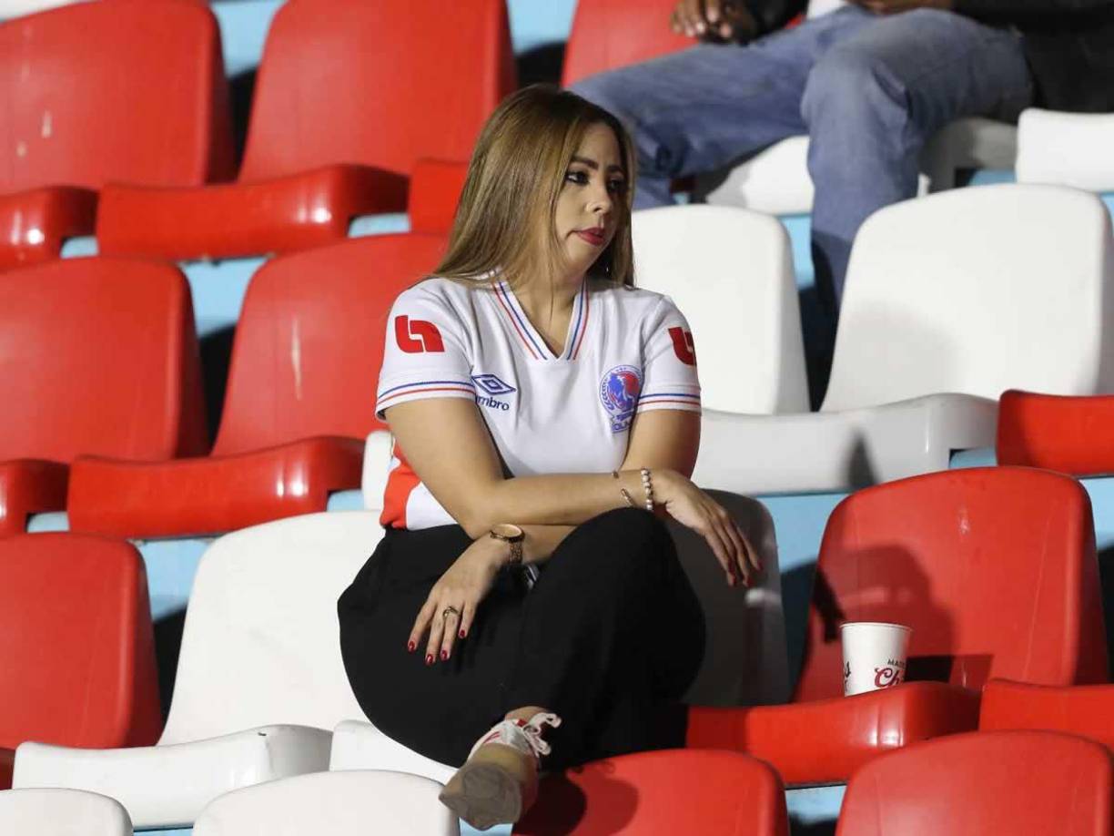 Esta aficionada del Olimpia parece que estaba aburrida antes del inicio del partido.