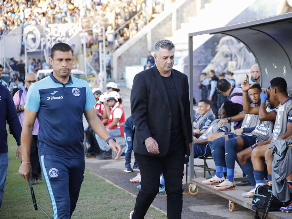 Elegante. Así llegó Diego Vázquez al estadio Nacional Chelato Uclés para el partido de vuelta de la semifinal.