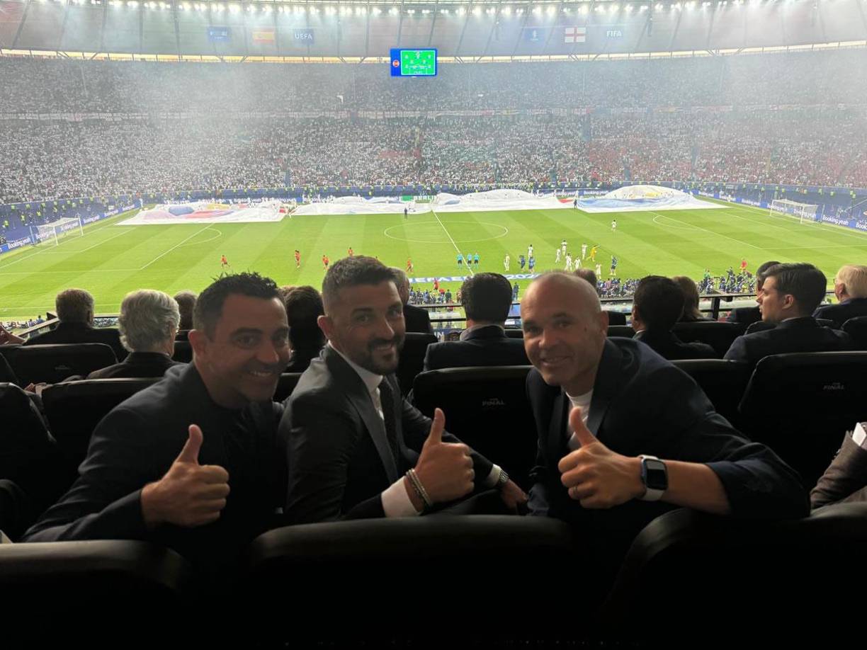 Xavi Hernández, David Villa y Andrés Iniestas., presentes en el Olympiastadion de Berlín apoyando a España.