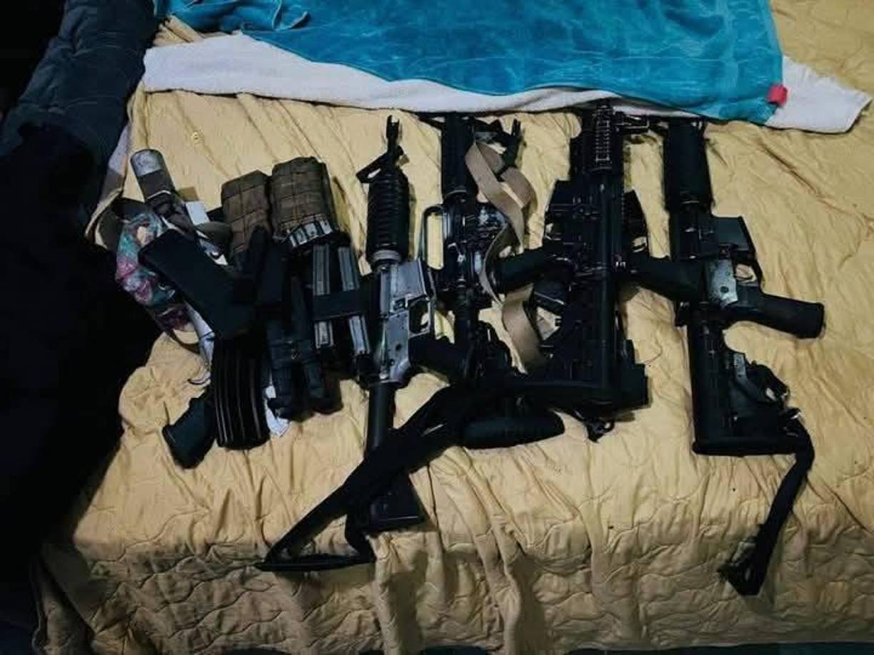 Como parte del operativo, se decomisaron cinco fusiles de alto calibre, incluyendo un M16 y un RUGER; un arma tipo lanza granadas con dos proyectiles calibre 40x46 mm; una pistola Glock calibre 9 mm; más de 200 proyectiles de distintos calibres; trece cargadores para fusiles; tres cargadores para pistolas; tres teléfonos celulares y un chaleco antibalas.