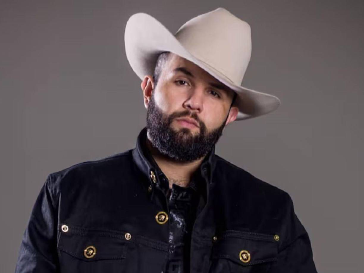 Prosiguió refiriéndose a la homosexualidad como una condición y, según dijo, en broma, pidió a integrantes de la comunidad LGBT, que lo ilustraran acerca de cómo detectar si está interesado en un hombre.