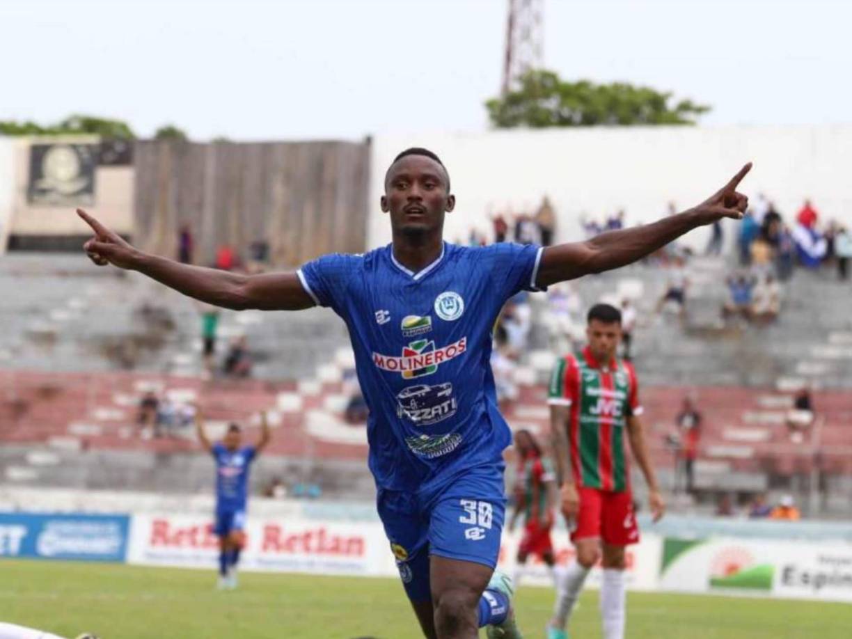 Aldair McKenzie - El atacante panameño saldría de la jaiba brava del Victoria para 2025.