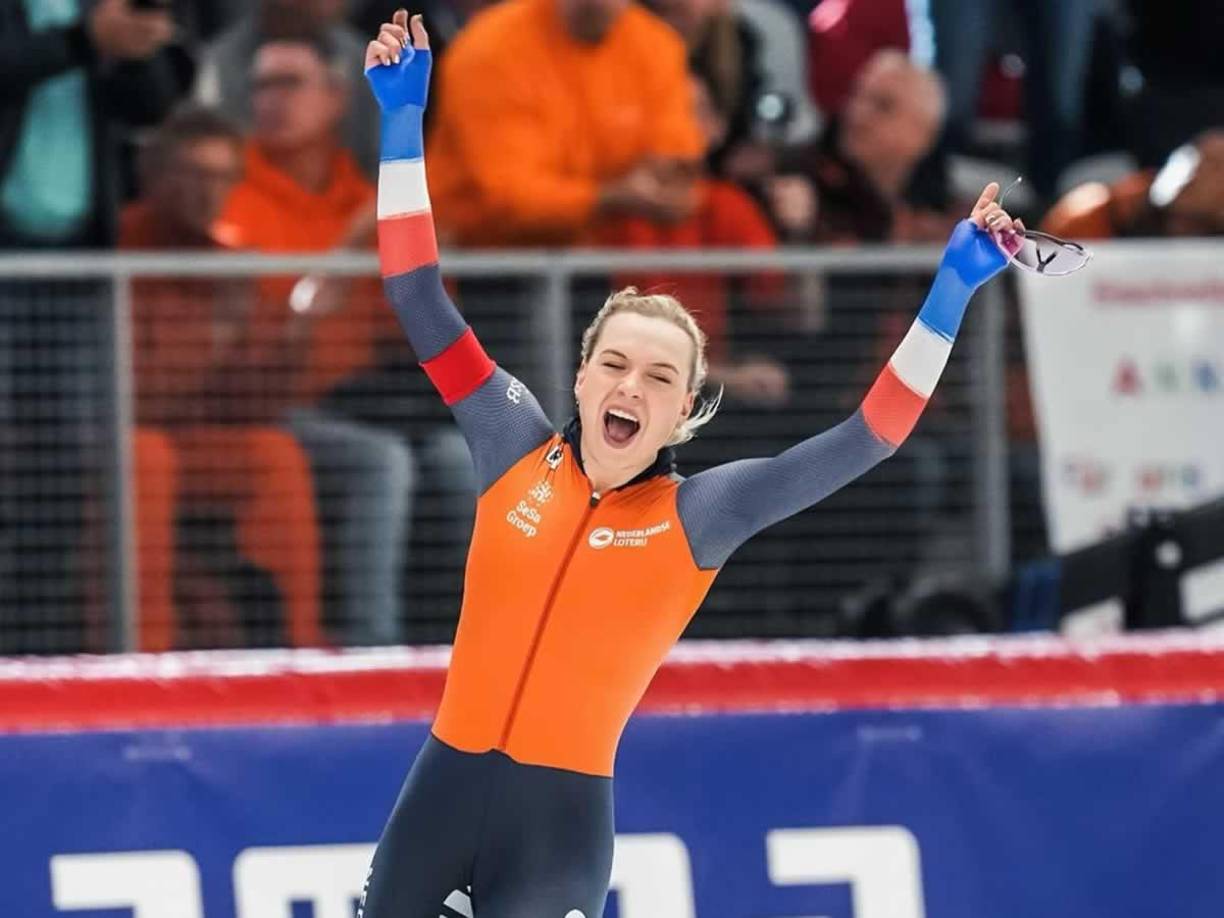  Con más de 300.000 seguidores en Instagram, la exponente de su disciplina eligió dar un paso atrevido fuera de las pistas y posó desnuda en la portada navideña de la revista para adultos Playboy.