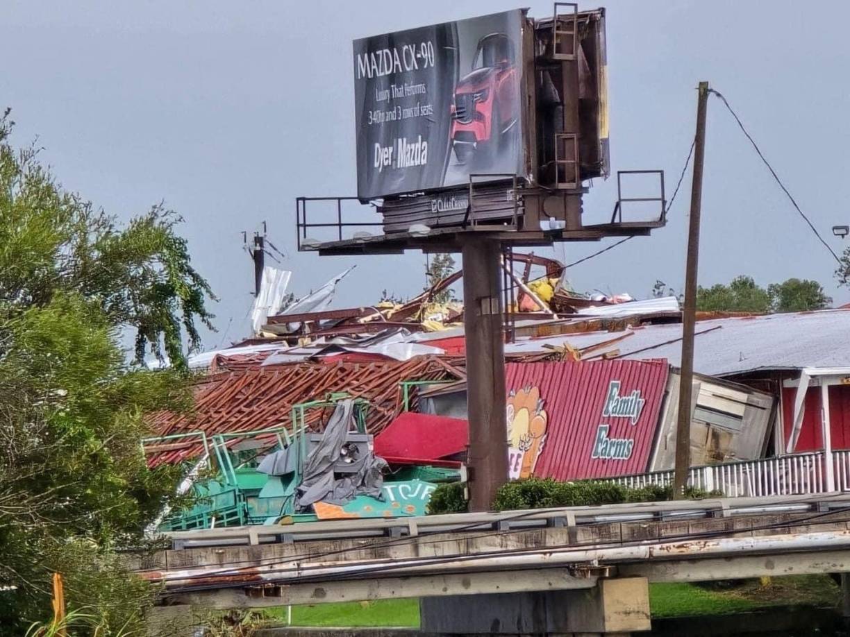 Según explicó este jueves el alguacil de St. Lucie a CNN, Keith Pearson, los múltiples tornados provocados por el huracán dejaron “múltiples muertes” tras golpear “una comunidad de casas prefabricadas”.