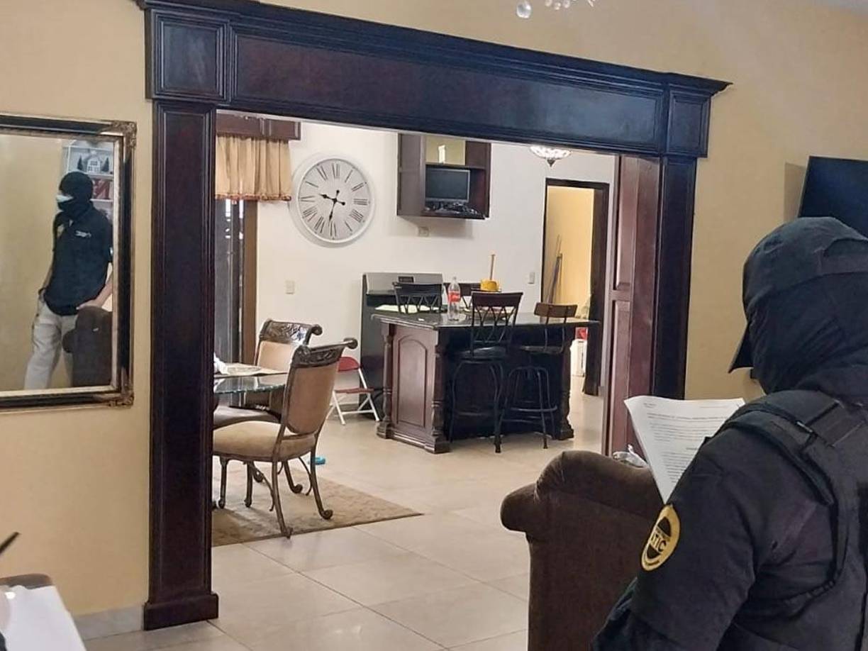 La Agencia Técnica de Investigación Criminal (ATIC) realiza allanamiento en la residencial Tres Caminos en Tegucigalpa.