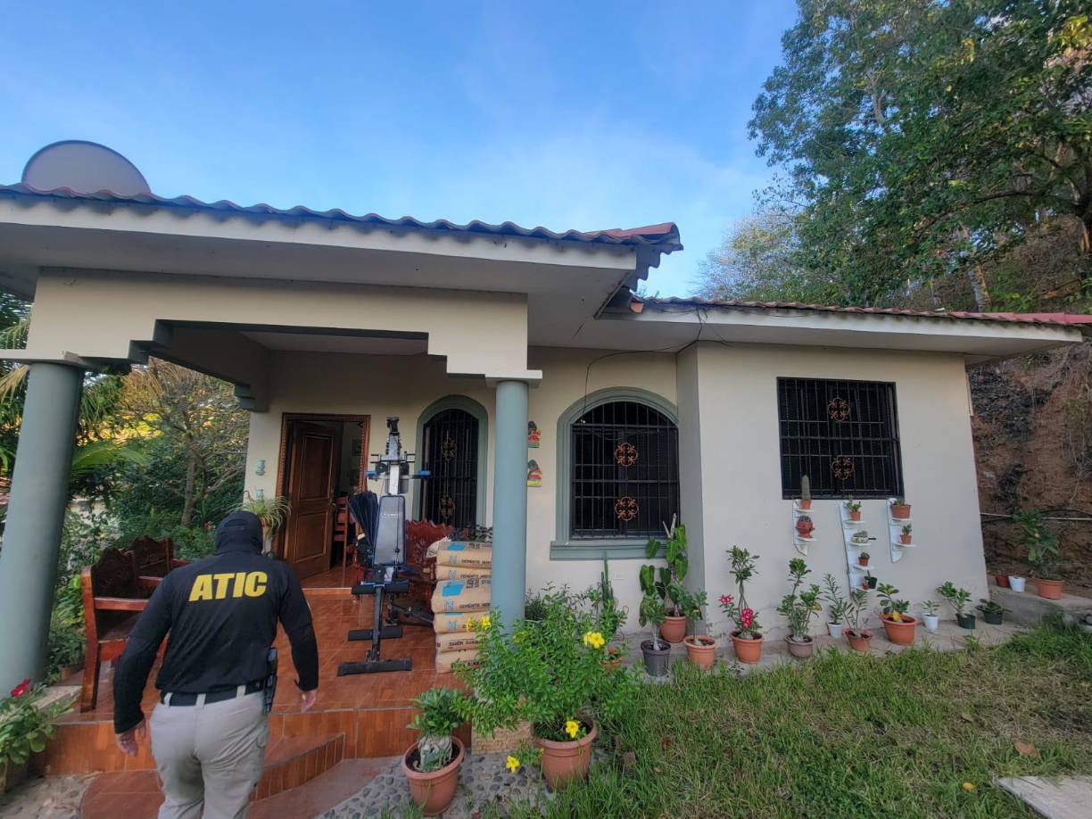 Además, de patrimonios adquiridos a raíz de las actividades ilícitas relacionados al lavado de activos, tráfico de drogas, asesinato, asociación para delinquir y privación ilegal de la libertad agravada, delitos por los cuales se imputarán a los integrantes de esta célula, de acuerdo a la distribución de funciones criminales.