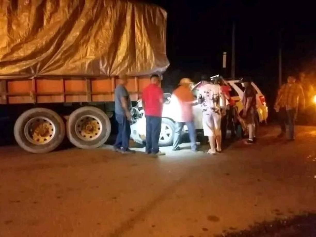 La familia se transportaba en una camioneta Ford Scape color blanco conducida por Osly Colíndres la cual chocó en la parte trasera de una rastra que se encontraba estacionada a la orilla de la carretera. 