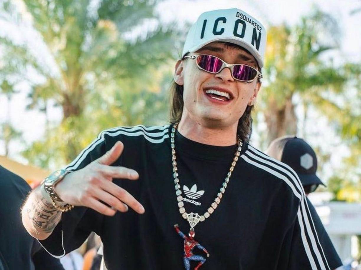 Peso Pluma, cantante mexicano famoso por interpretar corridos tumbados, decidió decorar su sonrisa con una dentadura de corazones y diamantes. El cantante mexicano es uno de los clientes de la firma ‘Braggao’, una joyería que personalizó una dentadura postiza para el intérprete.