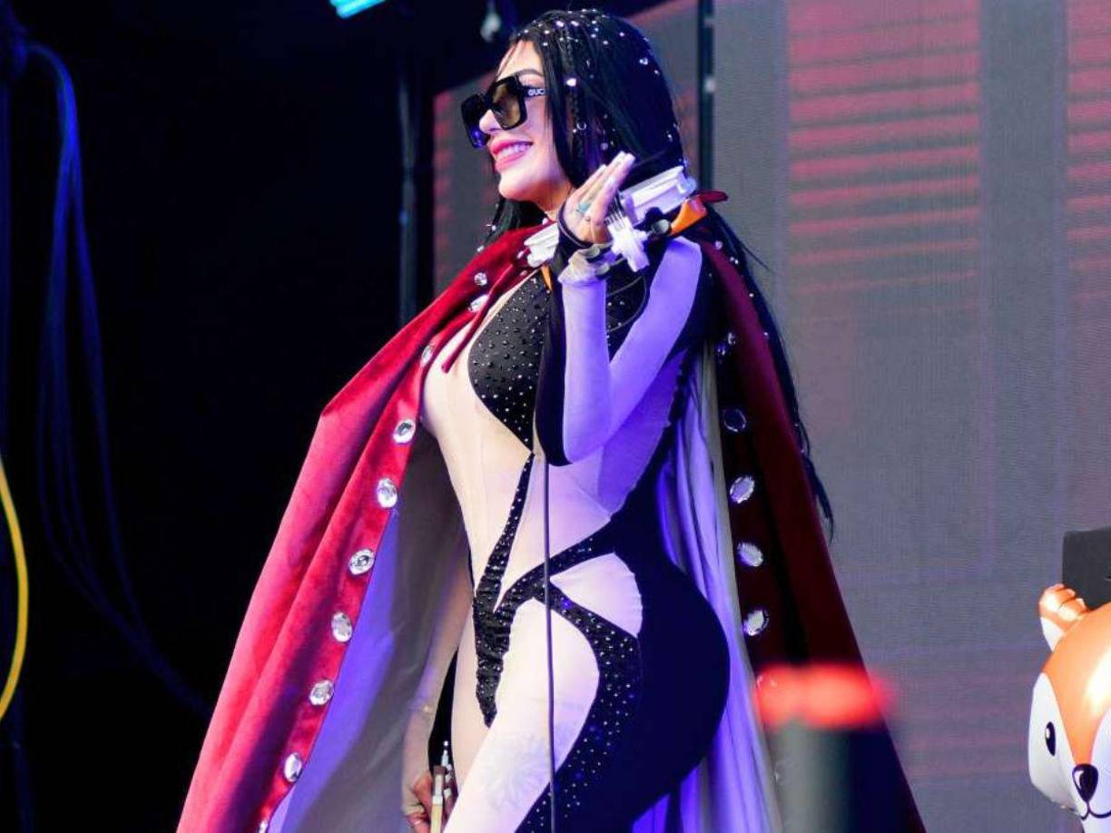 “Me operé toda. Me hice el busto, la lipo de todo, las pompis. Era muy complicado porque perdí mucha sangre. Estuve a punto de como ya irme con papá Dios. Yo creo que todavía tenía una misión en esta vida y era hacer perreo. Ser Bellakath”, expresó.