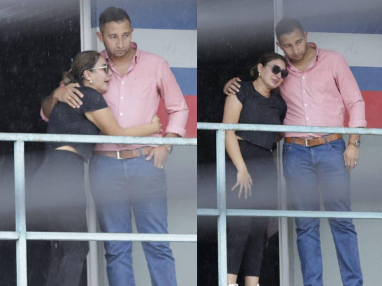 La reconocida presentadora de televisión lució consternada al llegar al lugar donde fue asesinado su hermano. 