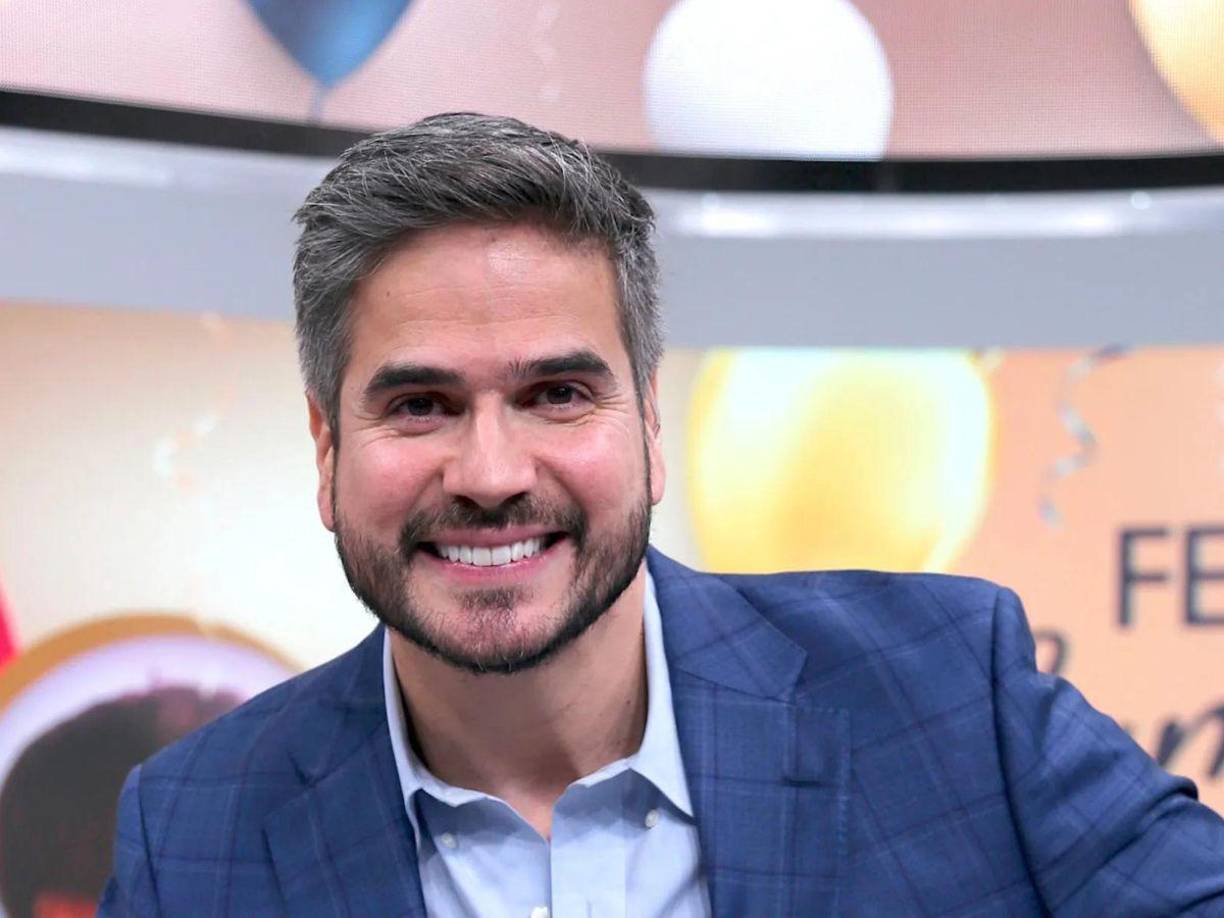 El presentador de televisión Daniel Arenas hizo un comentario que no le gustó a la estrella del regional mexicano y eso bastó para que le ‘pusiera el pie’ y así perdiera su trabajo.