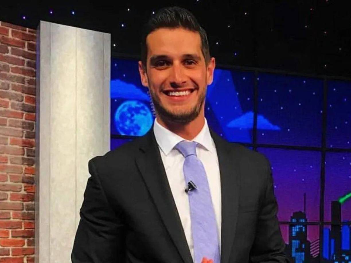 Además de su trabajo en televisión, Adrián Marcelo es muy activo en redes sociales y YouTube. En estas plataformas, comparte contenido variado que incluye desde sketches cómicos hasta reflexiones personales y entrevistas. Su capacidad para adaptarse a diferentes formatos y su autenticidad han sido clave para mantener su relevancia en el competitivo mundo del entretenimiento digital.