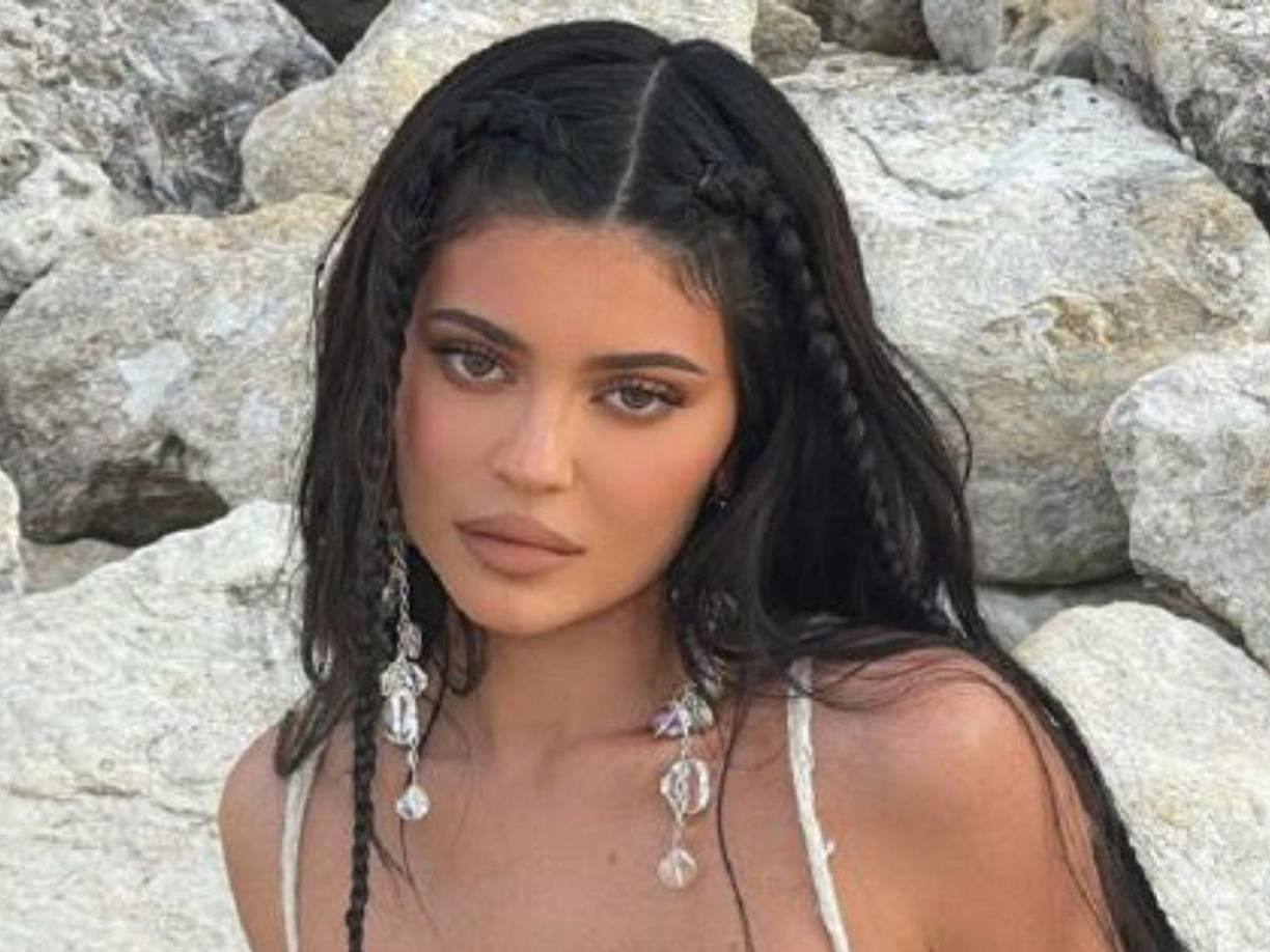  La modelo ama posar en traje de baño, ya que tiene un espectacular cuerpo curvilíneo.