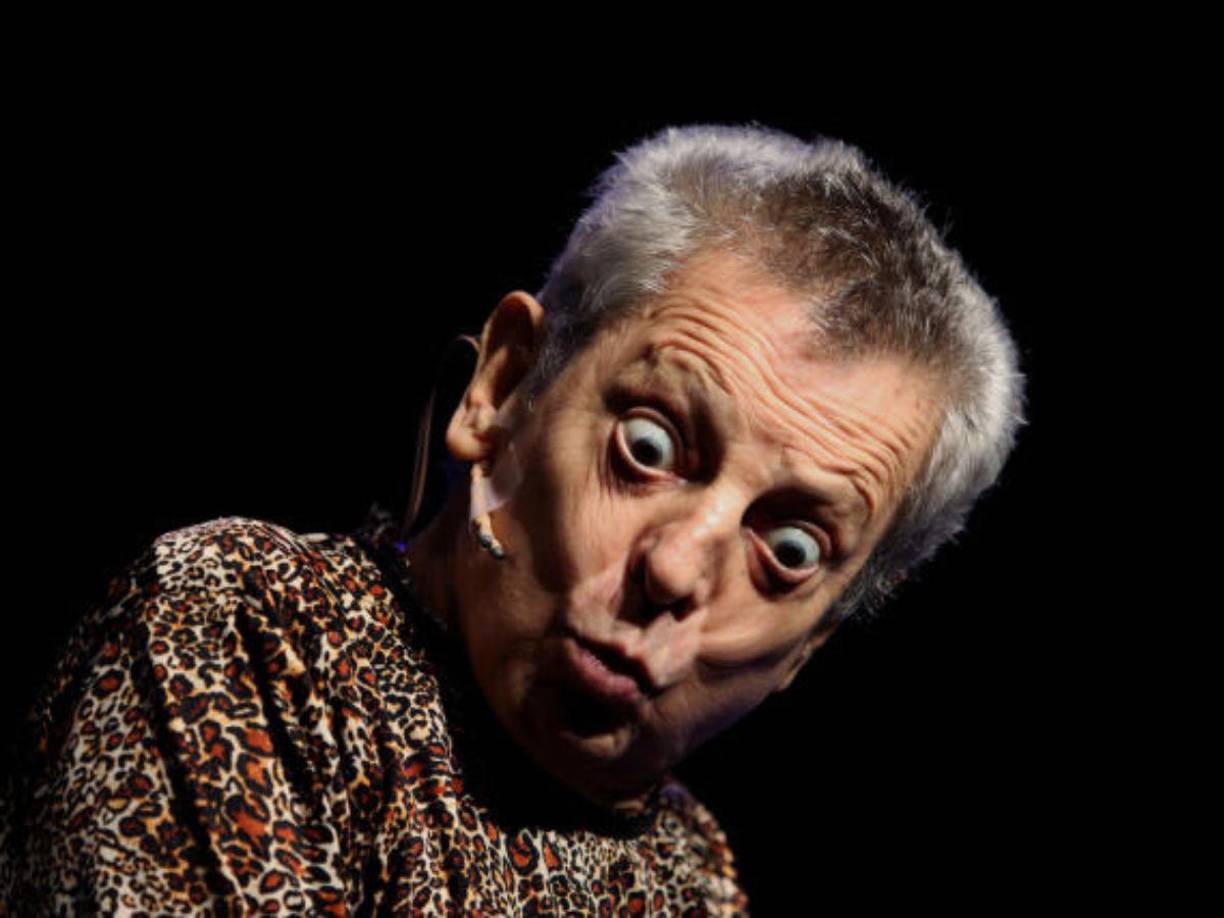 César Bono es un actor, comediante y actor de doblaje mexicano. Es conocido por su larga carrera en el teatro, el cine, la televisión y la radio. A lo largo de su trayectoria, ha participado en una amplia variedad de producciones, pero es especialmente reconocido por sus papeles cómicos.