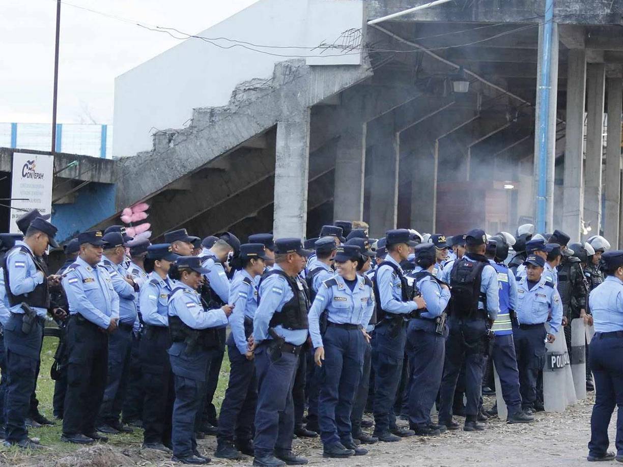 Desde muy temprano, elementos de la Policía Nacional se tomaron el estadio Roberto Martínez Ávila para resguardar a los aficionados.