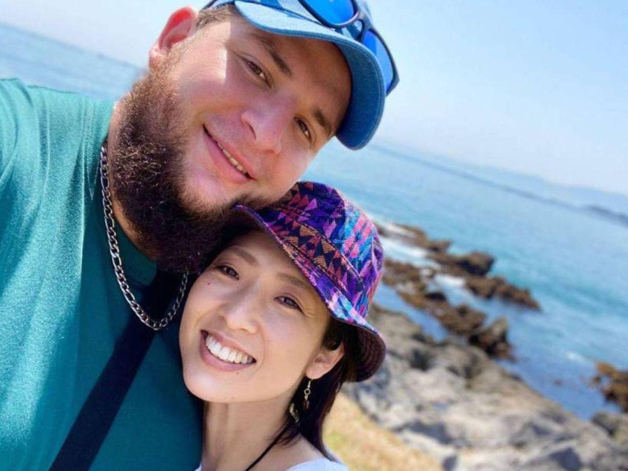 Argelio se dedica a la soldadura en una empresa que construye estructuras para edificios, mientras su esposa, maestra de kinder y educación primaria, trabaja en el Centro Cívico de la localidad.