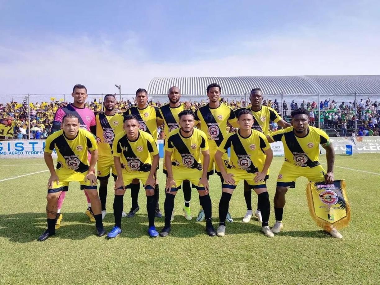 El 11 titular del Génesis posando previo al partido contra el Plantese.
