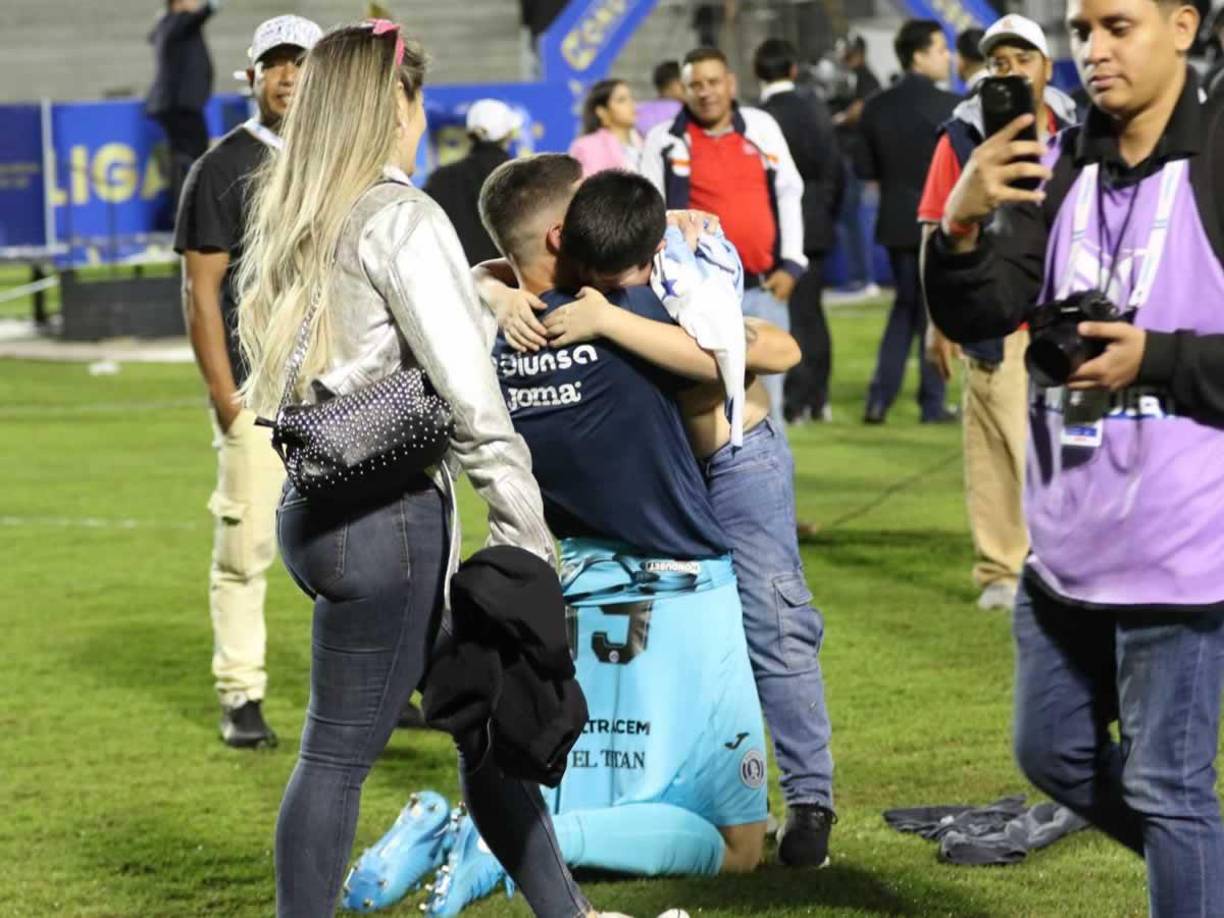 El tierno abrazo de Jonathan Rougier y su hijo tras ganar el título con el Motagua.