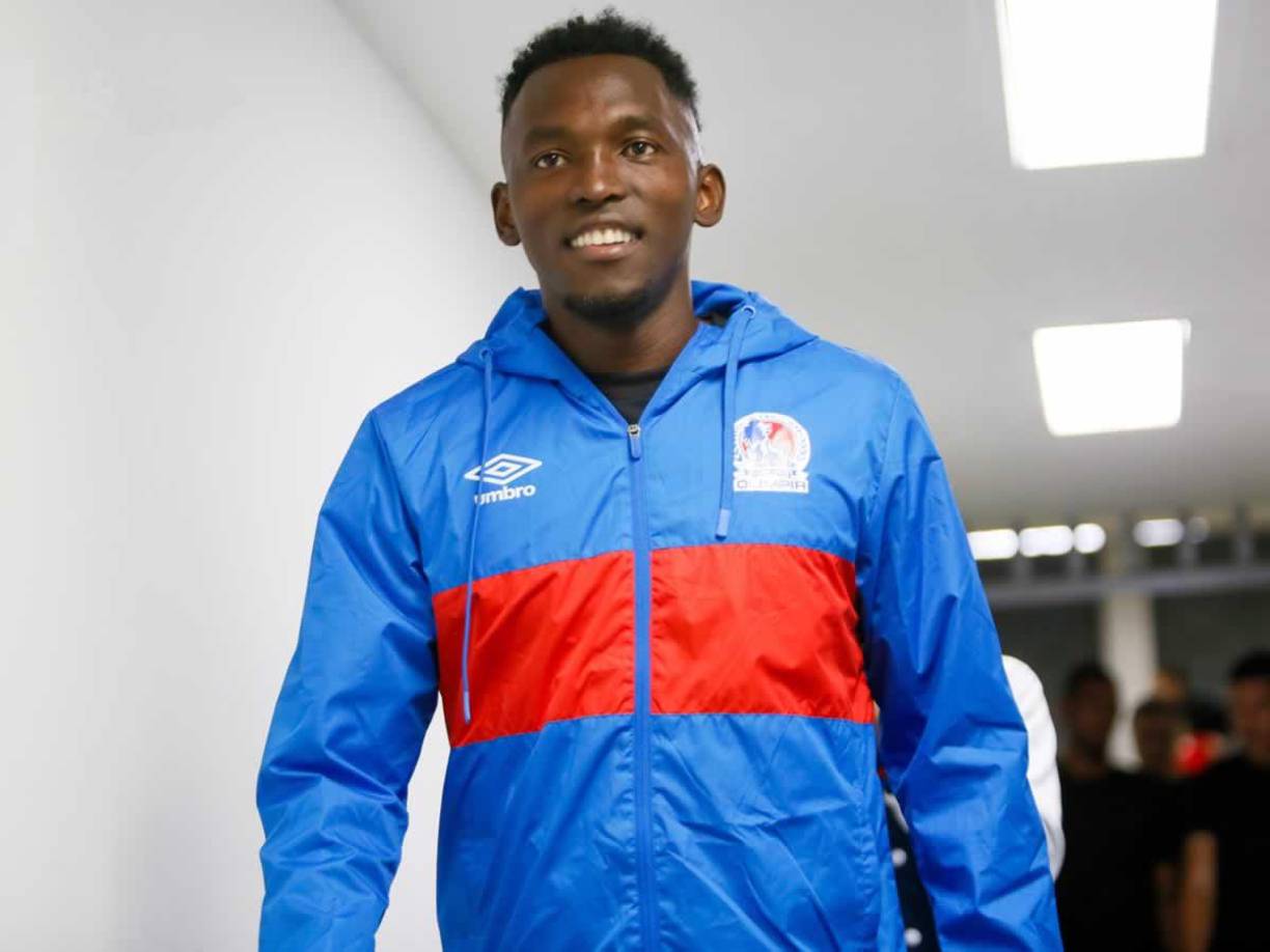 Alberth Elis llegó muy sonriente al estadio Nacional Chelato Uclés con el Olimpia para el partido contra el Juticalpa FC.