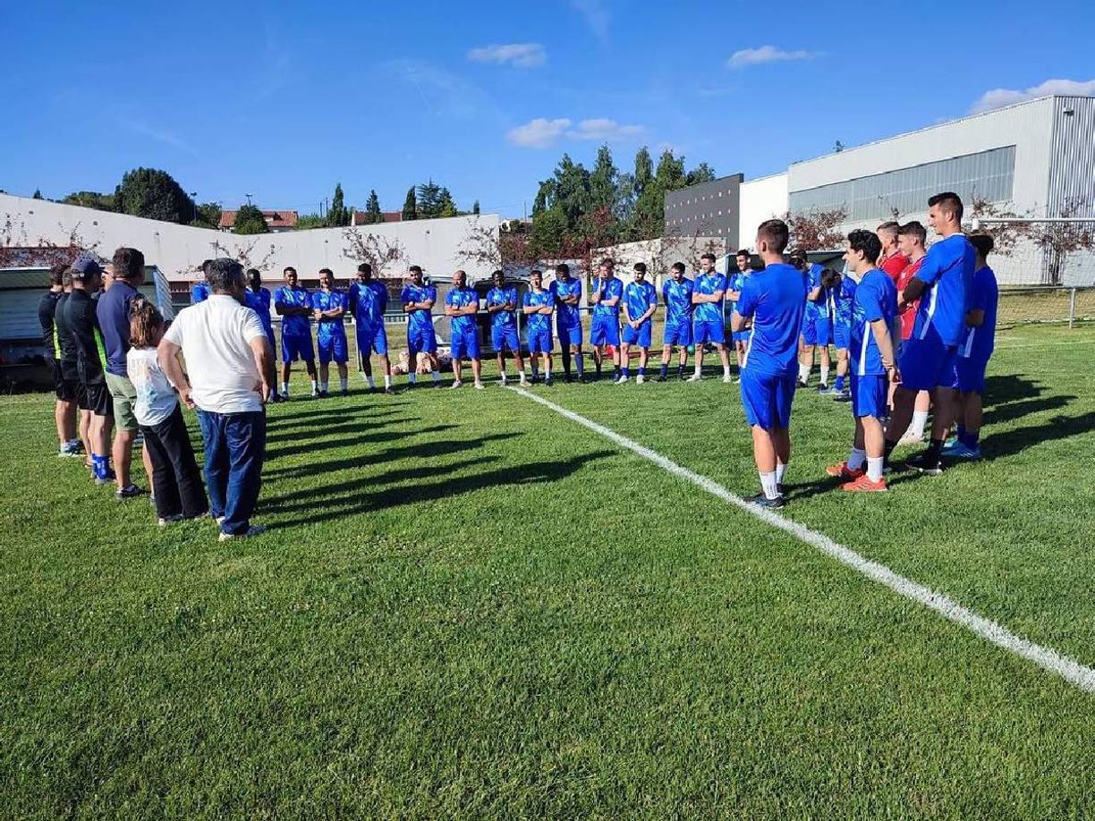 Asimismo, tomaron la decisión de hacer un llamado para tener un minuto de silencio en las distintas divisiones del fútbol francés.