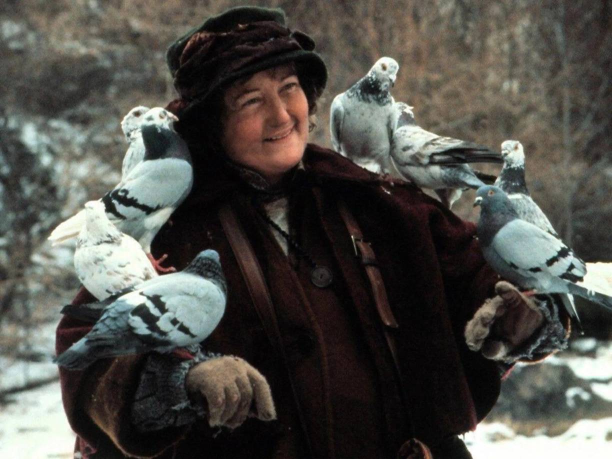<b>Brenda Fricker</b>, conocida por su papel de “La señora de las palomas” en <i><b>Mi pobre Angelito 2</b></i> (<i>Home Alone 2</i> en su idioma original<i>)</i>, se ha mantenido lejos de los reflectores desde hace unos años. Pero, en 2020 reveló que se siente triste por pasar Navidad completamente sola. La actriz, de 79 años, compartió su dolor en el programa de <b>Ray D’Arcy</b> en <i>Radio 1</i> y aseguró que “sería una mentira si dijera que será una Navidad bonita y feliz”.