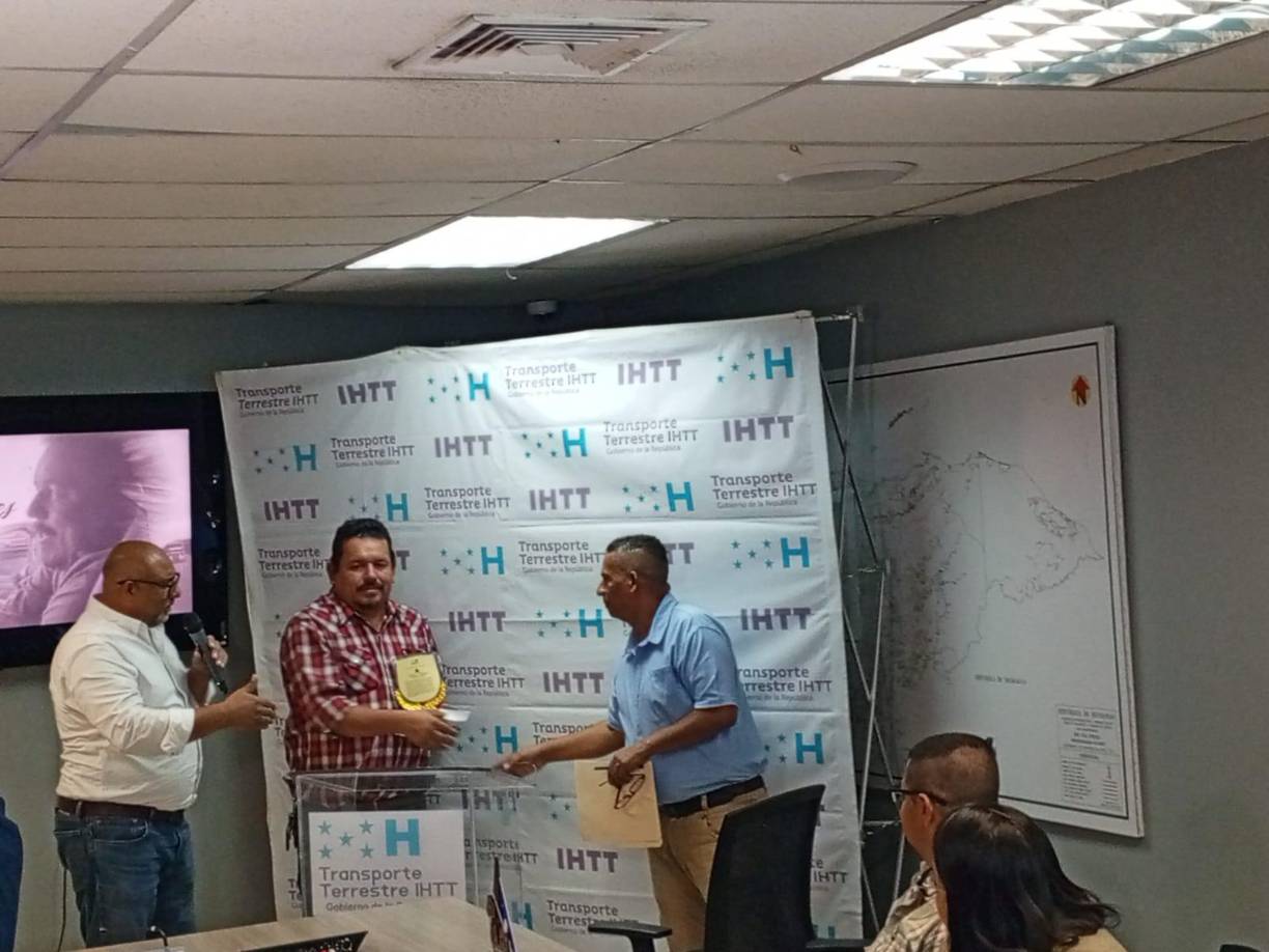 Desde la semana pasada, muchos hondureños en las redes sociales exigían que el gobierno diera una muestra de gratitud para destacar lo realizado por Elías Valladares. 