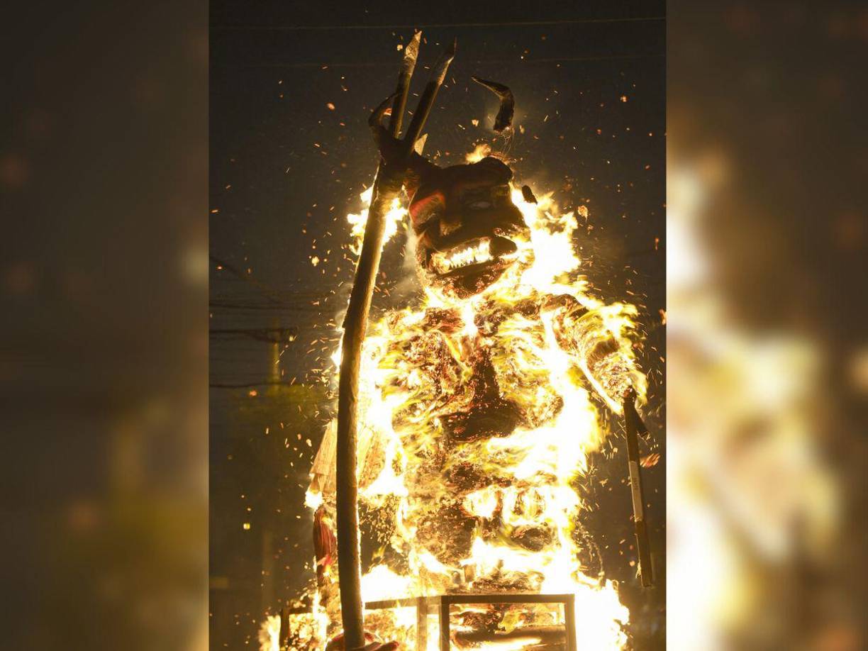 Cientos de católicos expulsaron este sábado a los malos espíritus quemando simbólicamente al «diablo» con fogatas en las calles, en una tradicional celebración en la víspera de la festividad a la Virgen de Concepción.