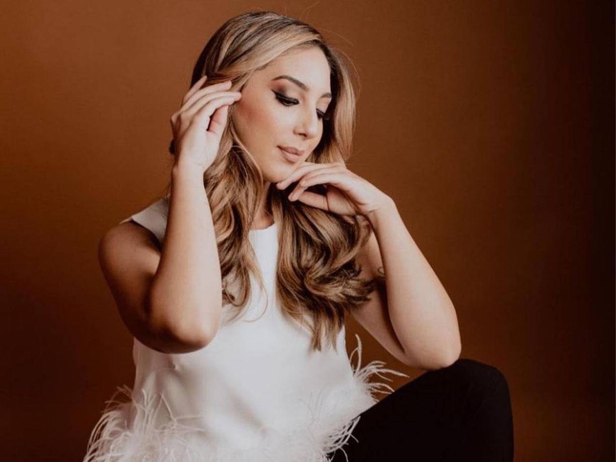 La linda reportera ha estado enviando varios reportes sobre la previa del trascendental partido de este viernes. 