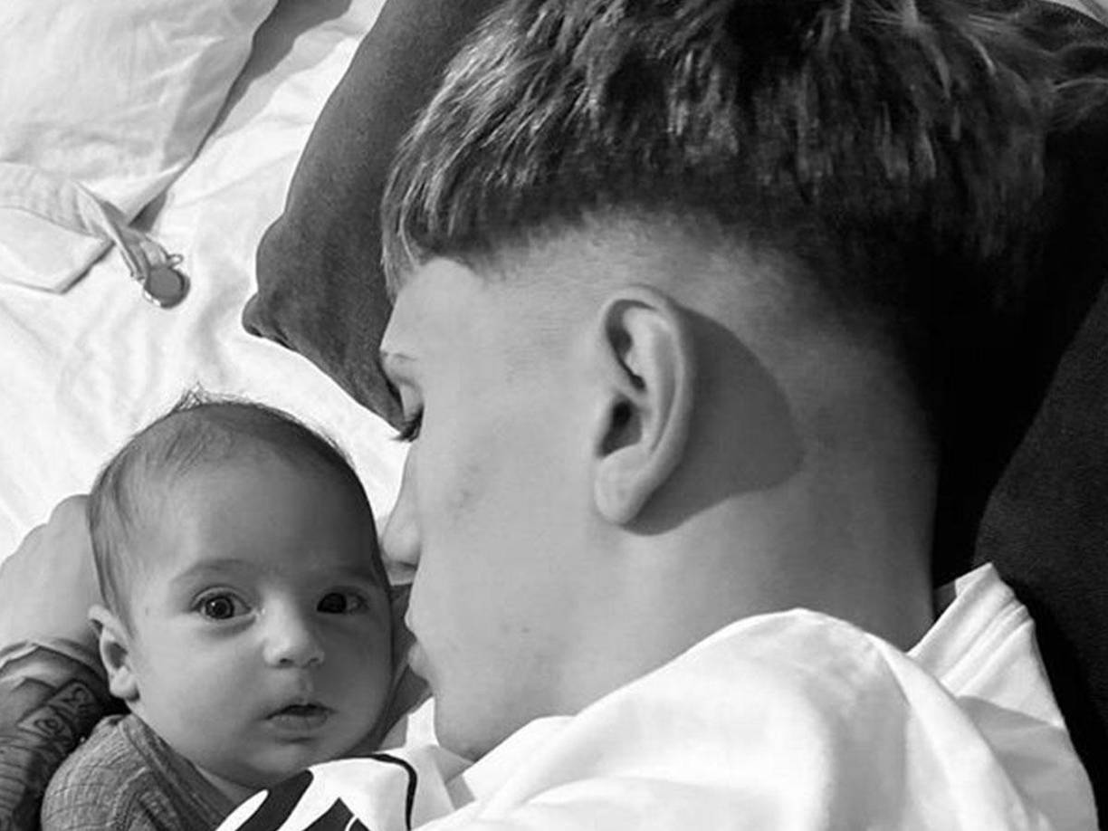 Alejandro Garnacho: A sus 19 años de edad, el argentino del Manchester United ya es padre y recibió el 2024 con el pequeño.