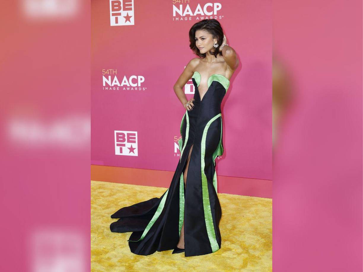 En el mismo evento se lució elegante y moderna con un vestido<i> Atelier Versace de 2002</i>, hecho con un estilo strapless, escote en V y una abertura por el frente, en color negro con franjas verdes floresentes.