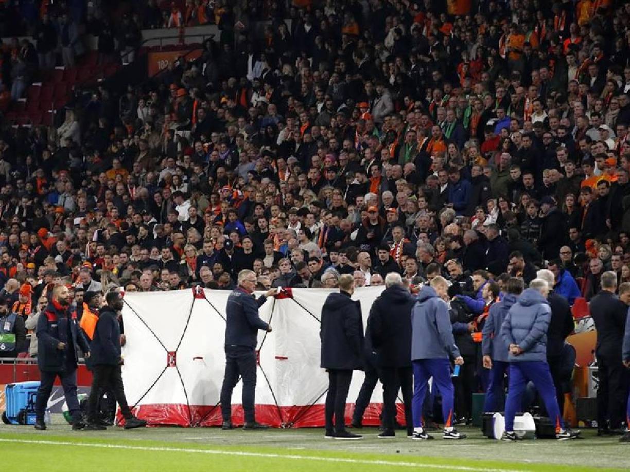 El árbitro Jesús Gil Manzano detuvo el partido y los miembros del cuerpo técnico formaron un corrillo alrededor del afectado.