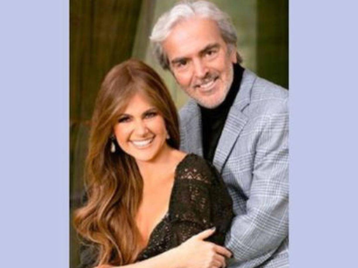 El economista de 69 años confirmó su relación a través de las páginas de la revista ¡HOLA!, donde posó, por primera vez, al lado de la presentadora mexicana de 55 años.