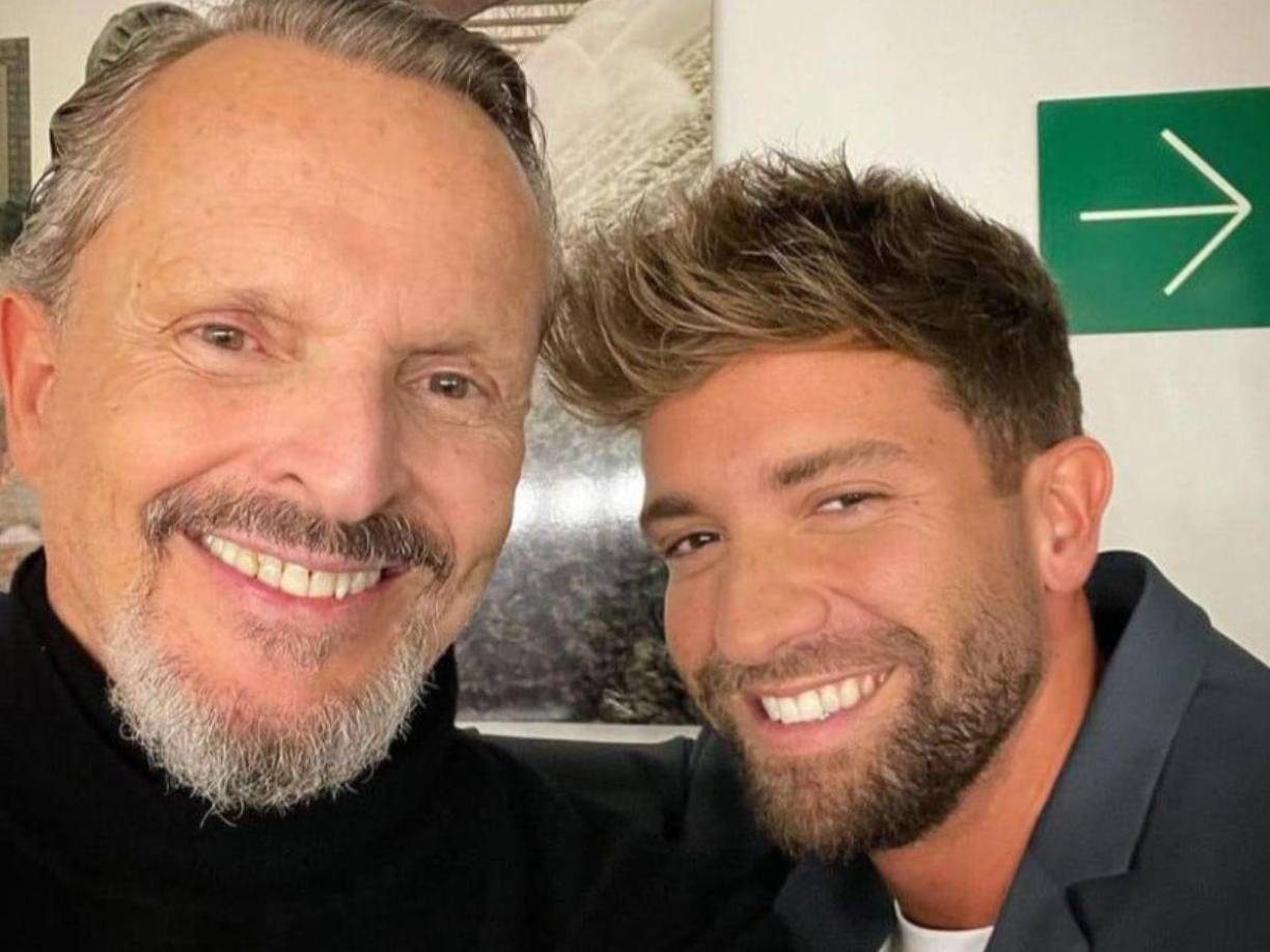 Algunos medios informan que los cantantes estarían iniciando una relación amorosa.