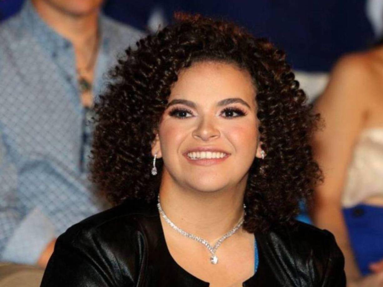 Lucero Mijares, a su llegada tras su exitosa estancia en Europa, no dudó en tomarse unos minutos para conversar con la prensa. La hija de Lucero y Manuel Mijares, reconocida por su talento vocal, demostró una vez más su madurez y profesionalismo al abordar un tema que ha generado controversia en el medio artístico: la relación entre los artistas y los medios de comunicación.