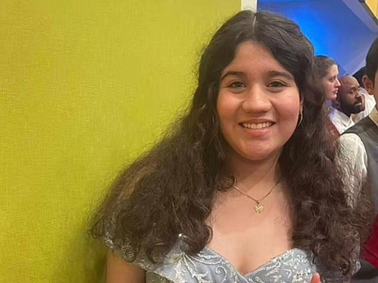 El Departamento de Bomberos está investigando las causas del incendio. La madre de las víctimas mencionó que todo se originó en un tomacorriente de la sala que provocó el incendio de un sofá.