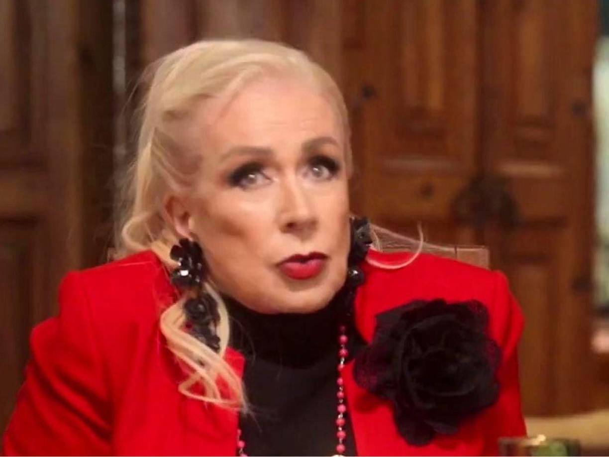 “Empezamos a ver una camioneta con un coche como que se están peleando y de repente vemos que de la camioneta baja un cuate con armas largas y le digo wow, traen armas largas y vienen hacia nosotras. Con la culata del arma rompe mi vidrio, yo me quité un anillo de brillantes y me lo metí en el busto, abrí la puerta y dije que se lleven el coche”, relató Laura Zapata sobre el momento en que fueron interceptadas.