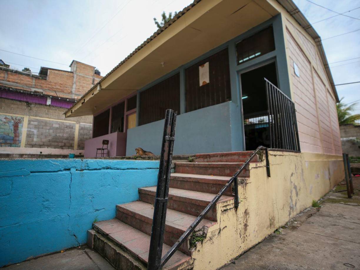 Otra de las falencias identificadas fue la falta de un barandal en la zona recreativa de la escuela Lisandro Quezada, donde ya han ocurrido varios accidentes tanto de estudiantes como de docentes. “¿Van a arreglar la escuela? El otro día me caí en esas gradas porque no hay dónde agarrarse cuando jugamos landa (juego grupal que consiste en perseguirse hasta tocar a uno y repetir el ciclo)”, expresó una niña al equipo periodístico.