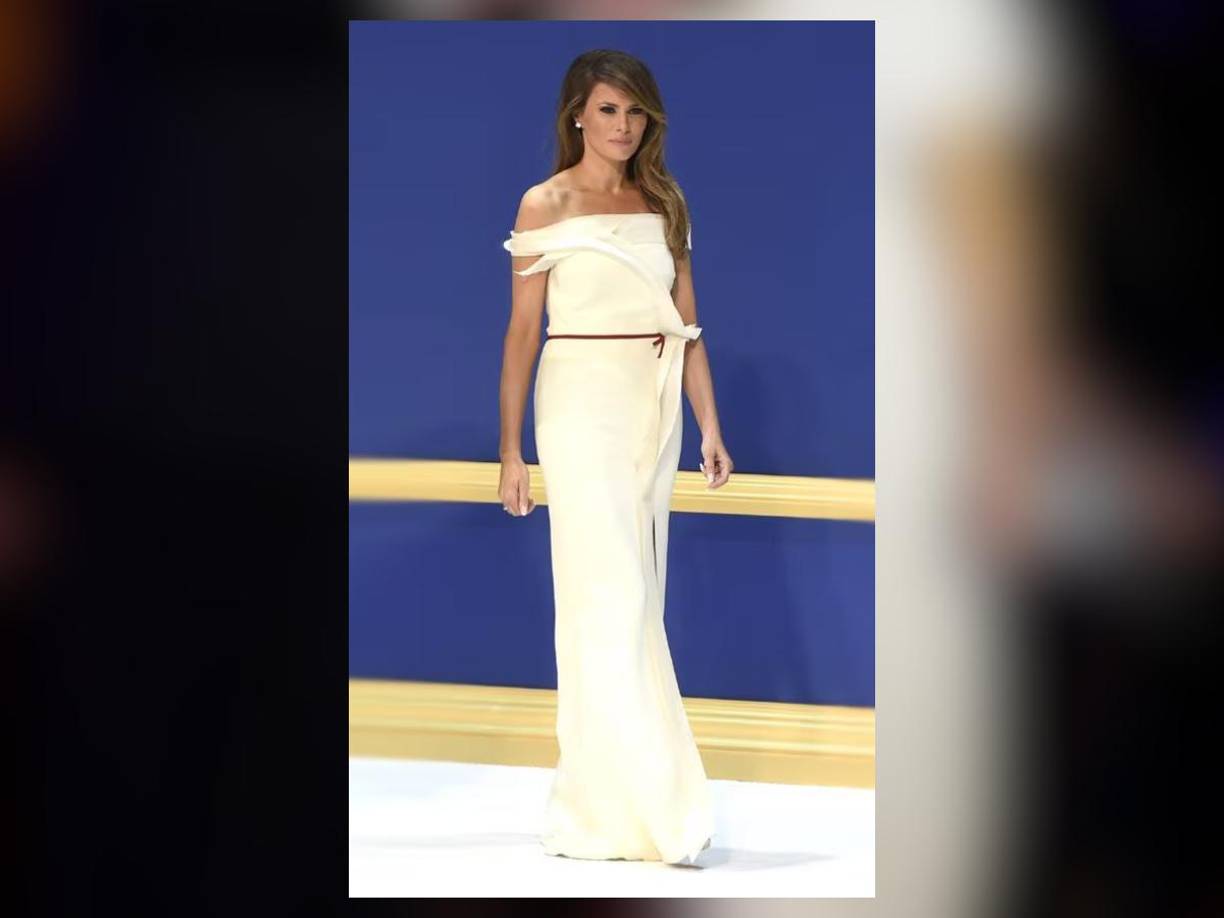 En 2017, durante el baile inaugural, Melania destacó con su hermoso vestido de color vainilla, realizado por el diseñador Hervé Pierre, los hermosos volantes de su escote causaron bonitos comentarios.