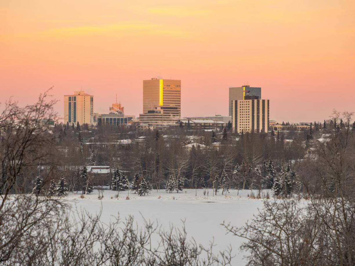 Anchorage, Alaska, aunque su acumulación de nieve es menor en comparación con otras ciudades.