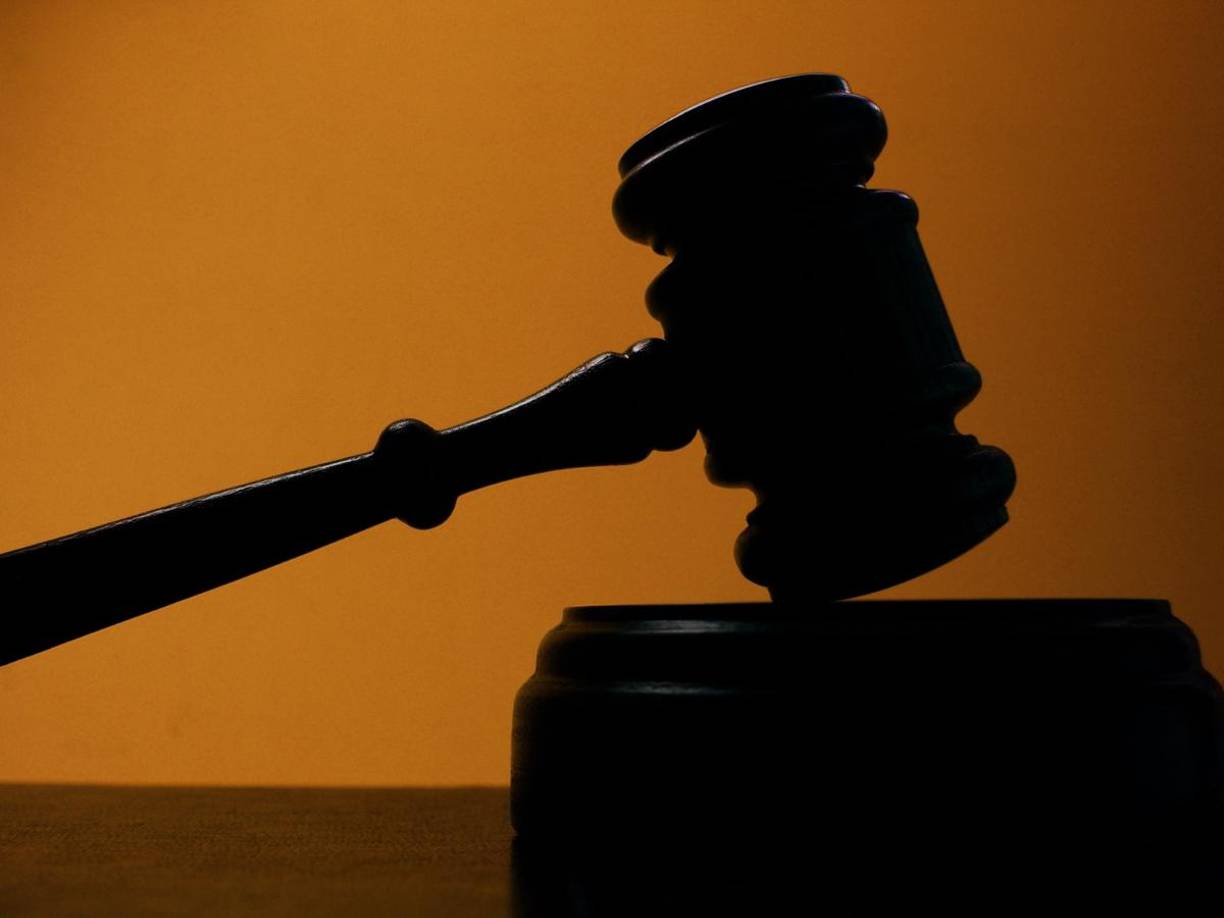 Asimismo, el segundo enfrenta cargos por asesinato y por alterar evidencia.